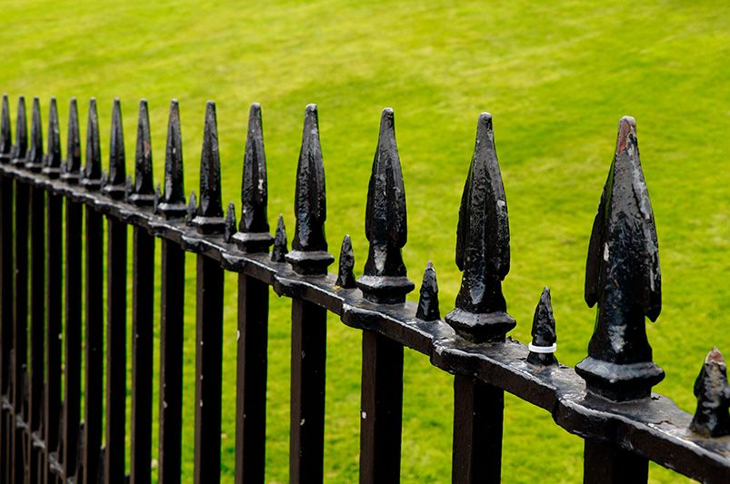 10 Stylish Front Yard Fence Ideas for Your Home - Shrubhub